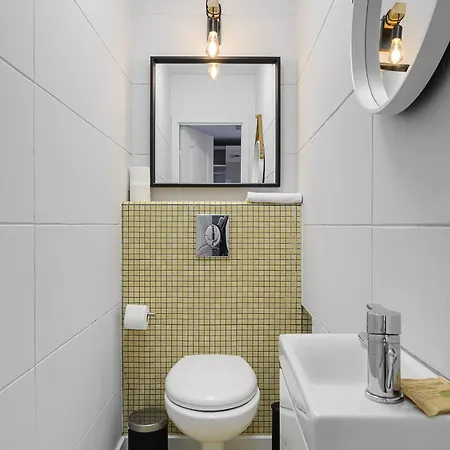 2 Bedroom Close To Metro Imielin דירה *