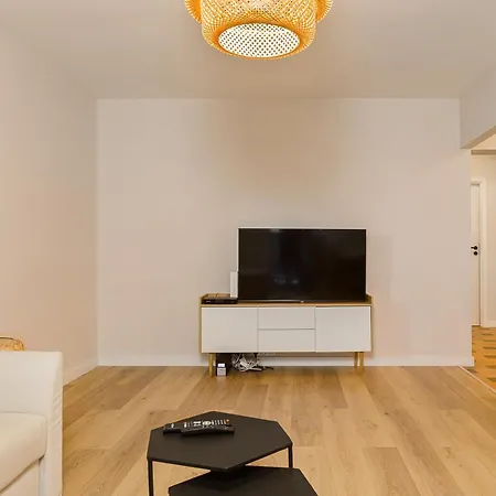 2 Bedroom Close To Metro Imielin وارسو