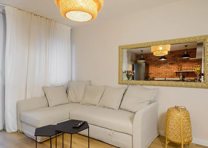 2 Bedroom Close To Metro Imielin Warschau