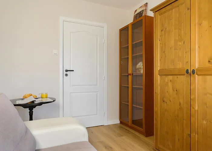 Apartment 2 Bedroom Close To Metro Imielin Warschau