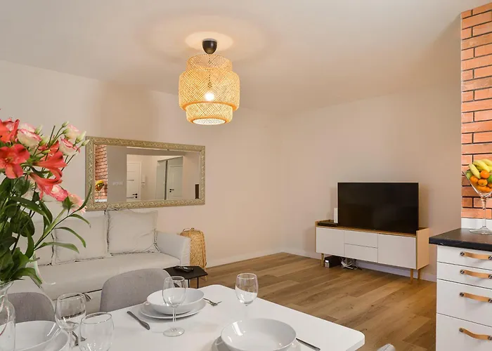 Apartment 2 Bedroom Close To Metro Imielin