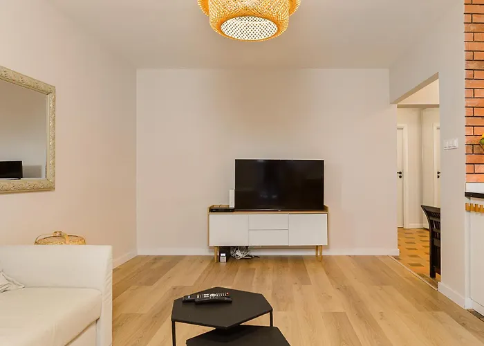 2 Bedroom Close To Metro Imielin Warschau