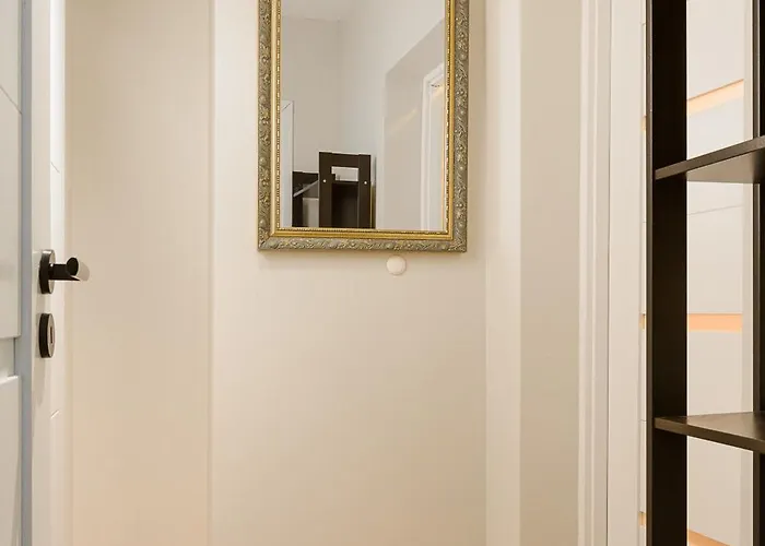 2 Bedroom Close To Metro Imielin Apartment *