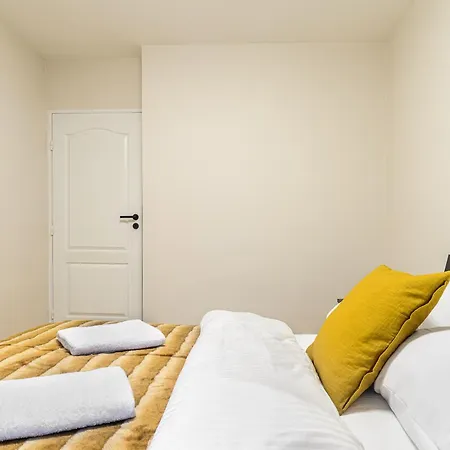2 Bedroom Close To Metro Imielin Lägenhet