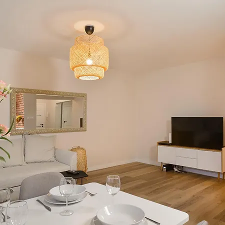 Lägenhet 2 Bedroom Close To Metro Imielin