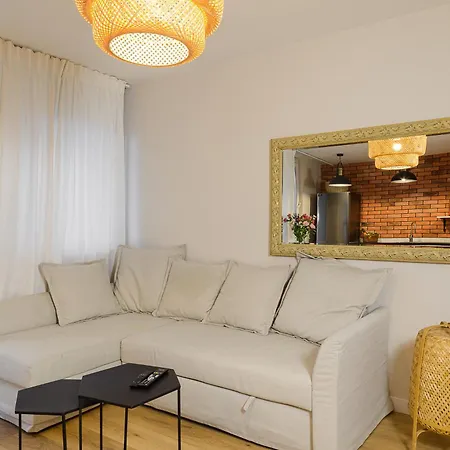 2 Bedroom Close To Metro Imielin Warschau