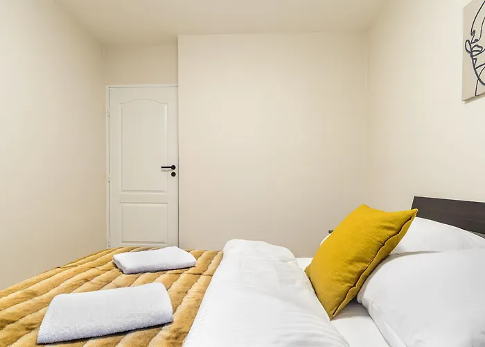 2 Bedroom Close To Metro Imielin Appartement